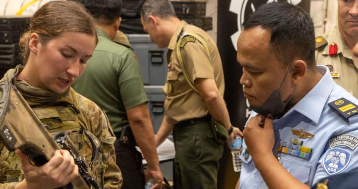 Australian Army signaller showing to members from the Indonesian National Armed Forces at HMAS Adelaide’s Defence Industry Expo during Indo-Pacific Endeavour 2022.