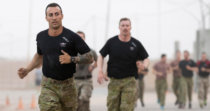 Soldiers running.