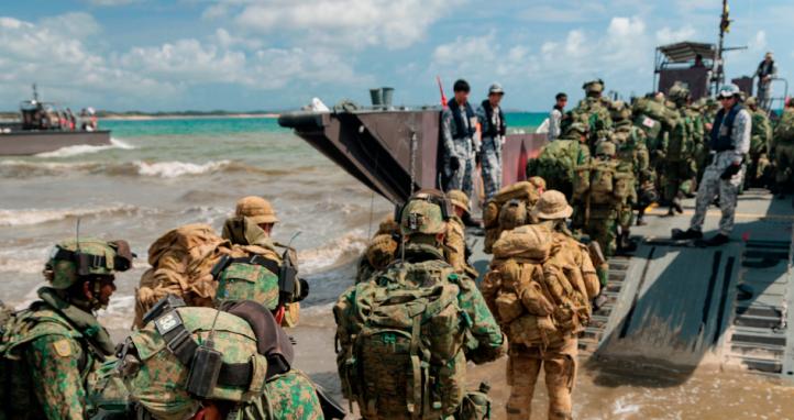 Australian Army soldiers conduct a bilateral amphibious landing.