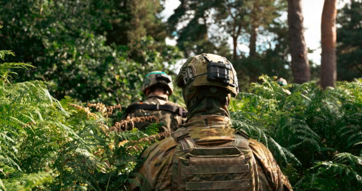 Australian Army soldiers instruct Armed Forces of Ukraine personnel during a trench clearing serial.