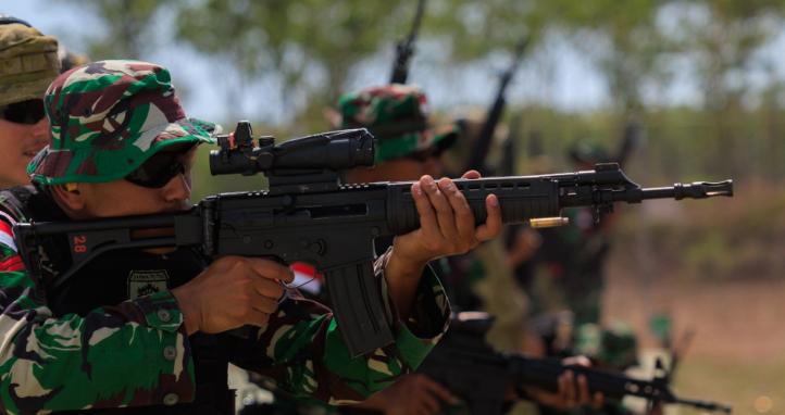 Soldiers from Australian Army’s 5th/7th Battalion, The Royal Australian Regiment and Tentara Nasional Indonesia Angkatan Darat conduct combat shooting at the Close Training Area in Northern Territory.