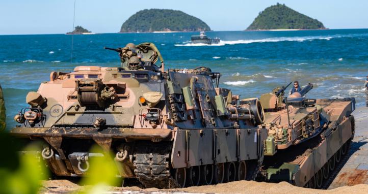 Members of the Australian Amphibious Force conduct an M1A1 Abrams tank recovery exercise.