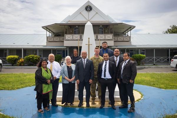 Australian High Commissioner to Nauru and Australian contingent commander meet with Government of Nauru officials during Operation Render Safe.