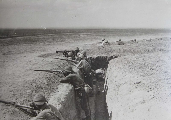 Soldiers fighting in Middle East trenches during WWI